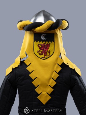 Torse medieval retorcido con manto de cola