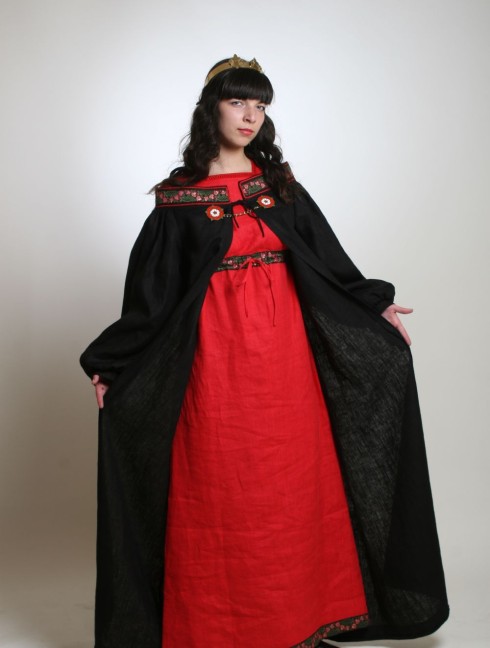 Coat with open shoulders