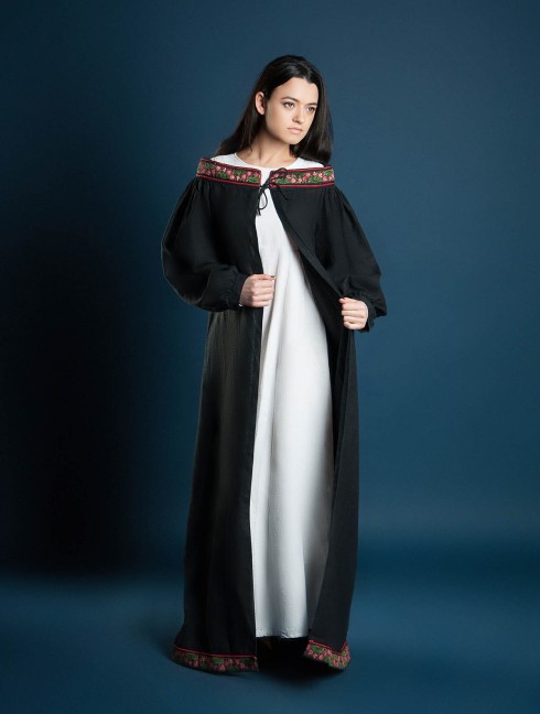 Coat with open shoulders