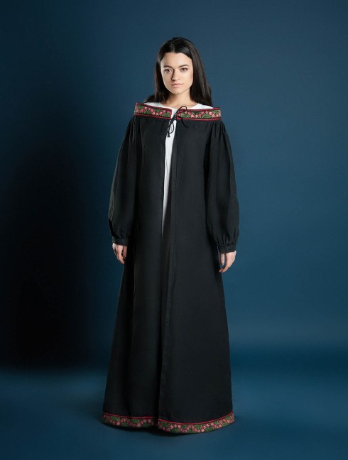 Coat with open shoulders