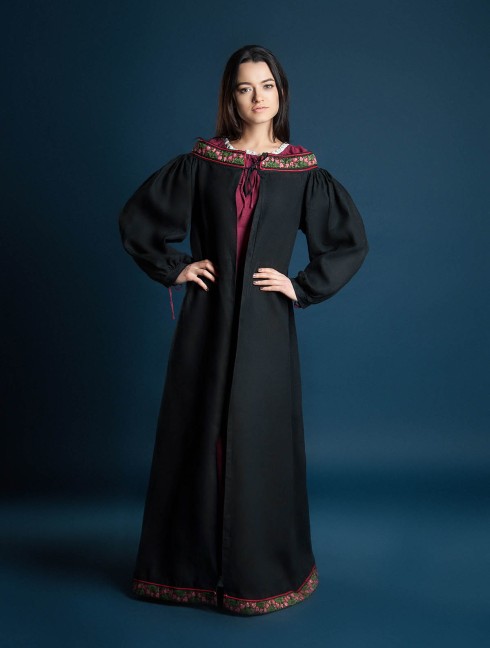 Coat with open shoulders