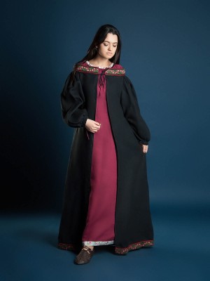 Coat with open shoulders