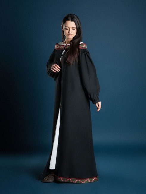 Coat with open shoulders