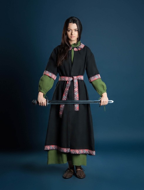 Coat with short sleeves