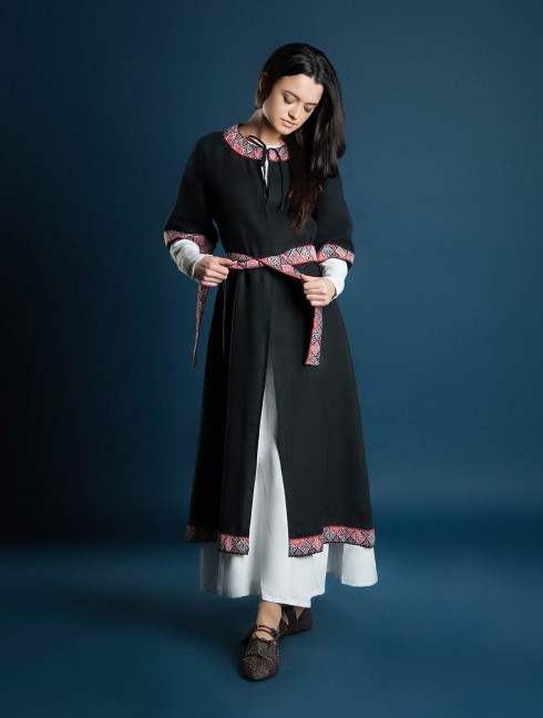 Coat with short sleeves