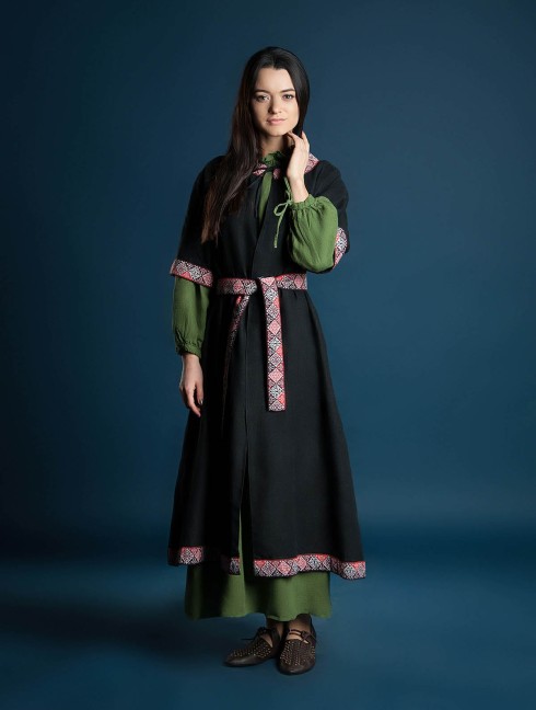 Coat with short sleeves