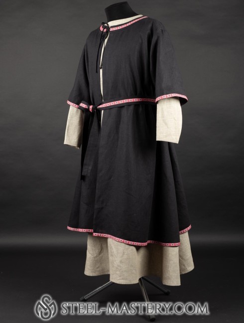 Coat with short sleeves