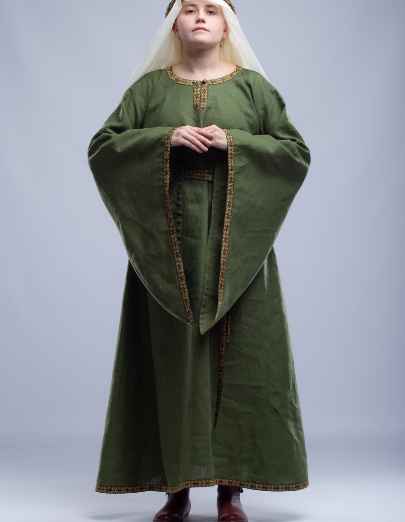Early bliaut dress 12th Century photo made by Steel-mastery.com