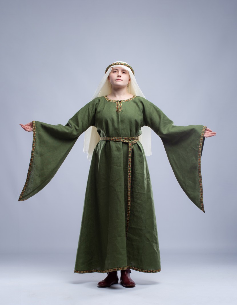 Early bliaut dress 12th Century photo made by Steel-mastery.com