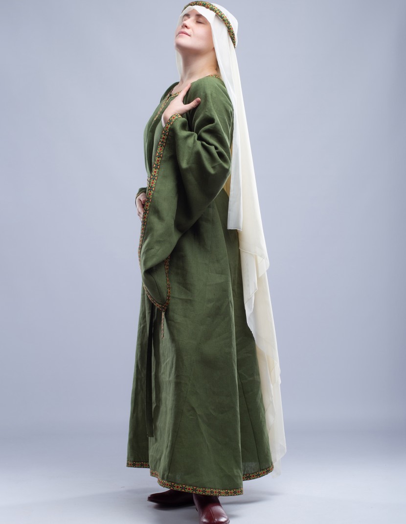 Early bliaut dress 12th Century photo made by Steel-mastery.com