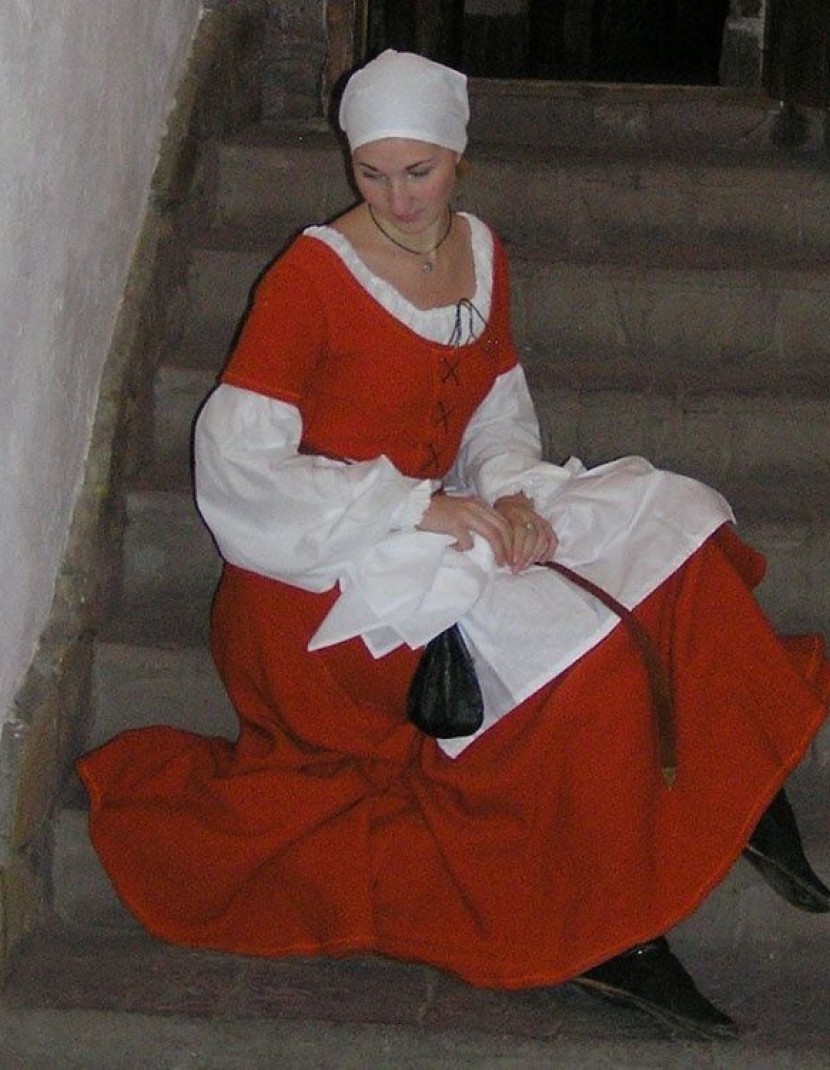 Medieval European dress, wool, 16th century photo made by Steel-mastery.com