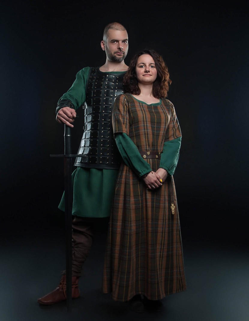 Middle ages women's clothing photo made by Steel-mastery.com