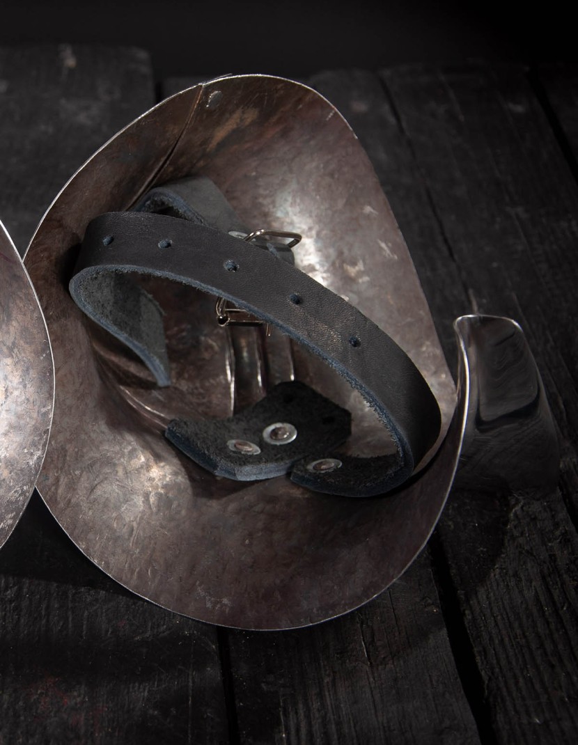 English gothic pointed elbow caps, 2nd half of the XV century photo made by Steel-mastery.com