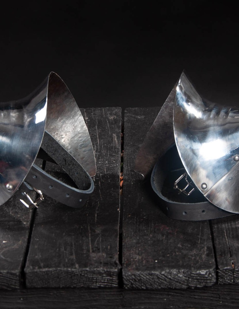 English gothic pointed elbow caps, 2nd half of the XV century photo made by Steel-mastery.com