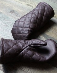 Leather mittens with diamond stitching