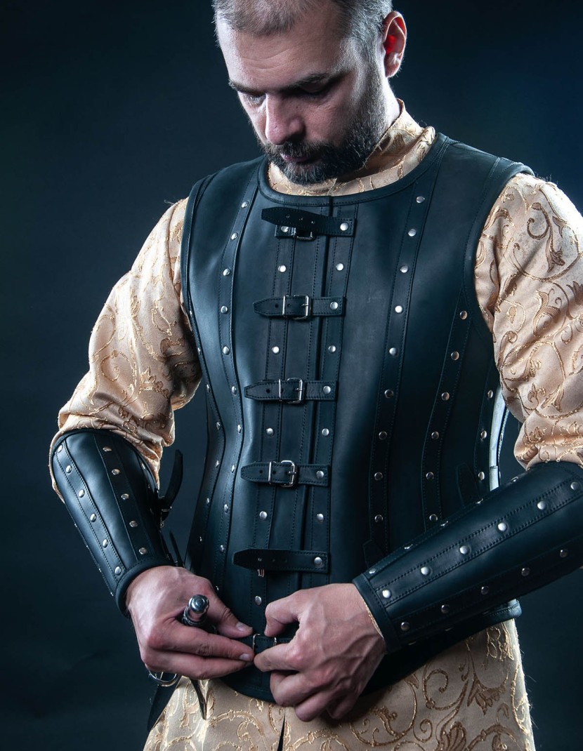 Leather bracers in Renaissance style photo made by Steel-mastery.com