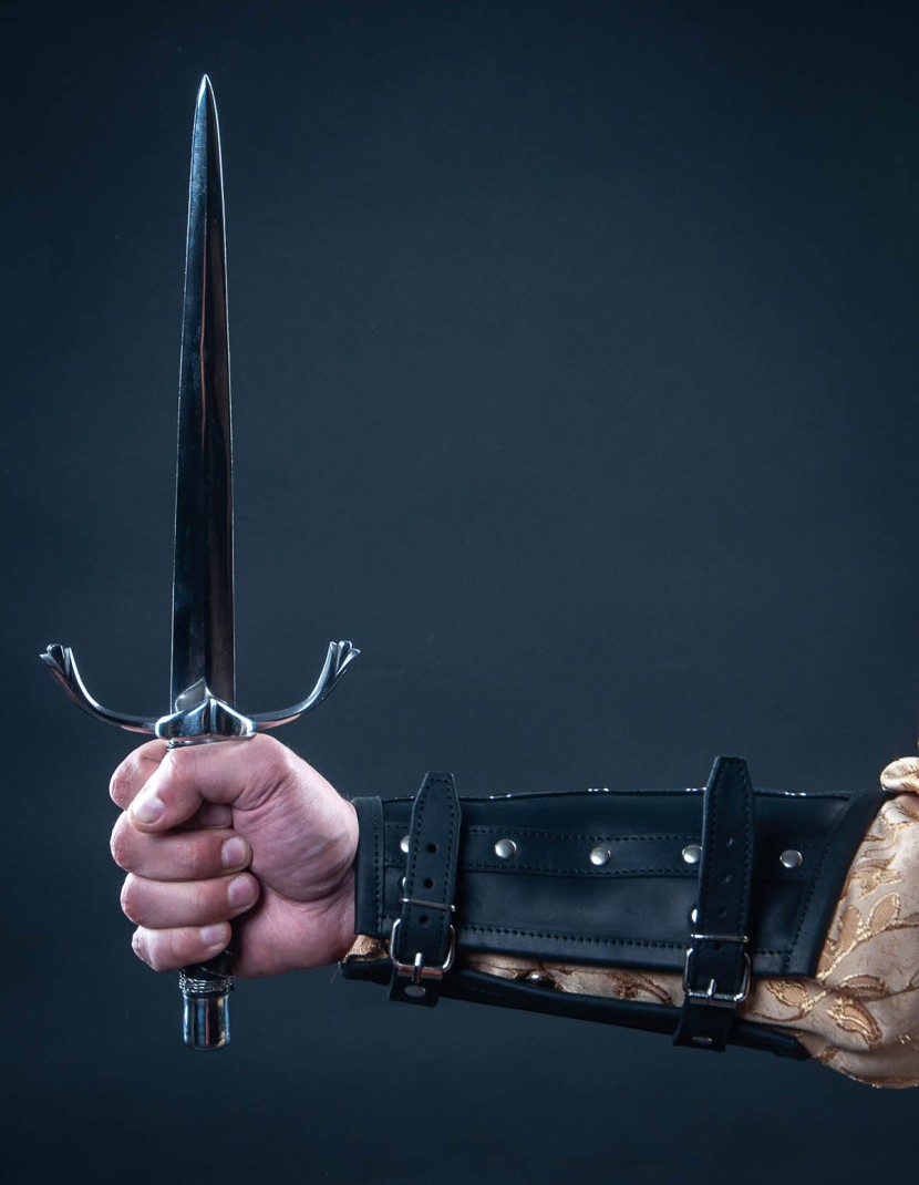 Leather bracers in Renaissance style photo made by Steel-mastery.com