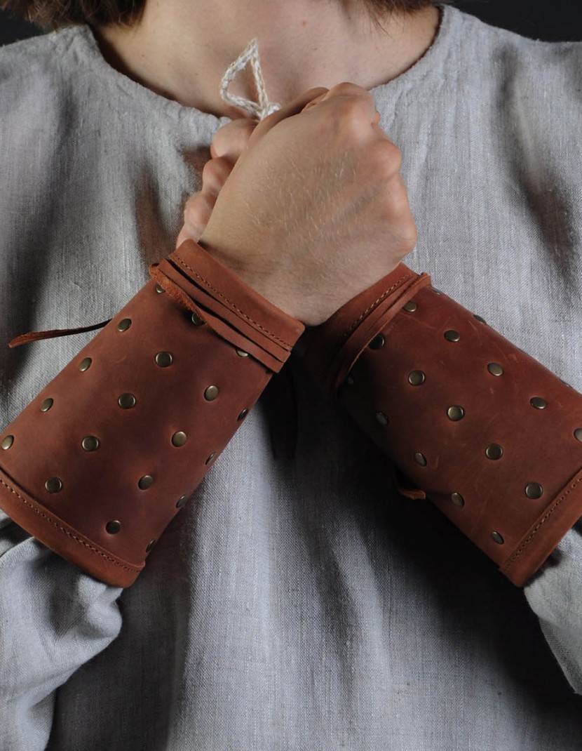 ROBIN HOOD LEATHER BRACERS photo made by Steel-mastery.com
