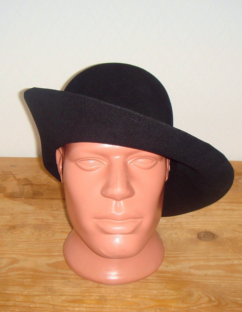 Cavalier felt hat photo made by Steel-mastery.com