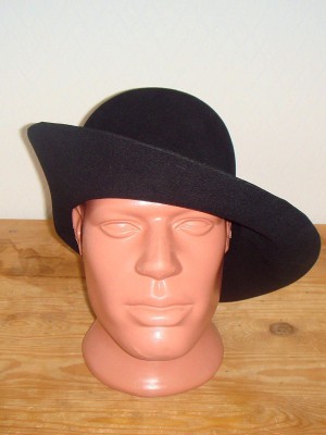 Cavalier felt hat