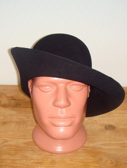 Cavalier felt hat