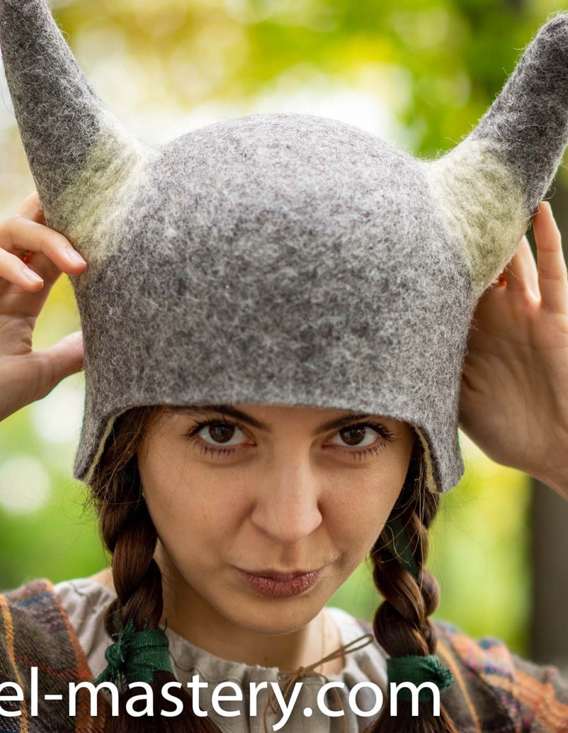  Felt hat with horns photo made by Steel-mastery.com