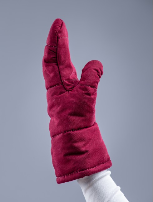 Padded mittens for medieval fencing