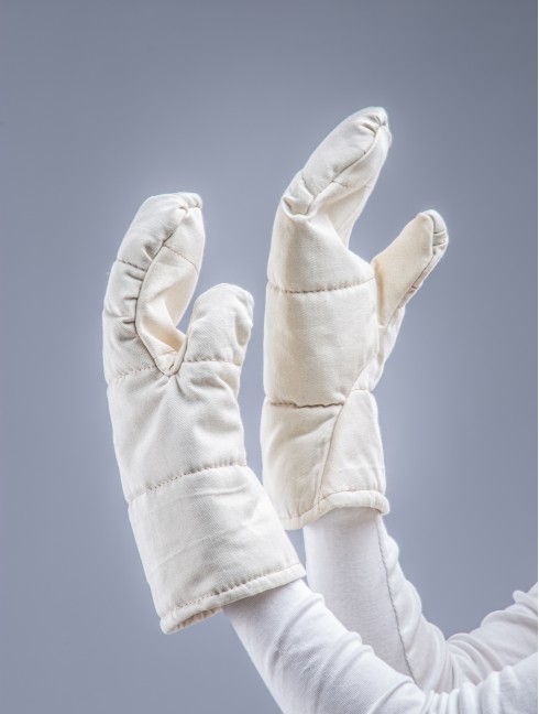 Padded mittens for medieval fencing