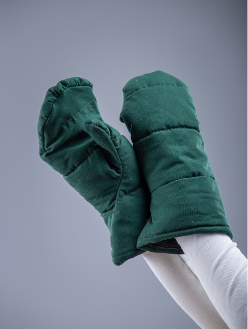 Padded mittens for medieval fencing
