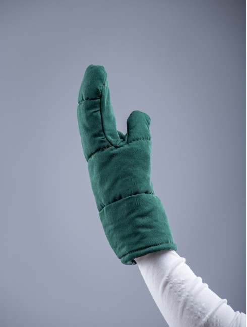 Padded mittens for medieval fencing