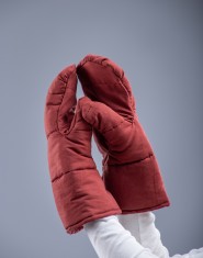 Padded mittens for medieval fencing