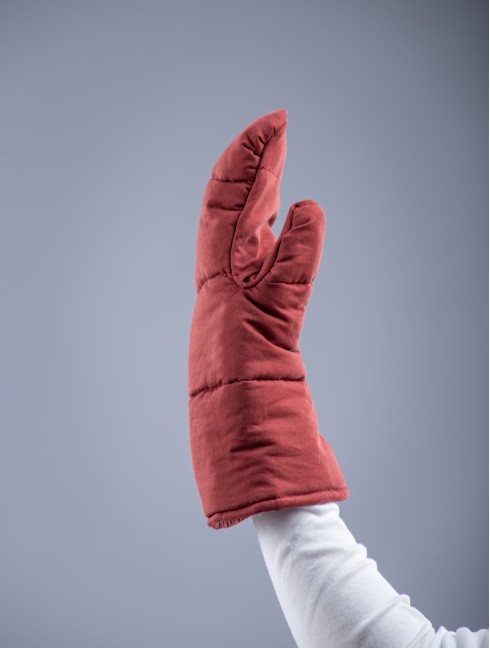 Padded mittens for medieval fencing