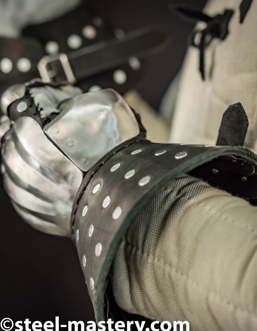 VISBY BRIGANDINE GAUNTLETS IN BLACK LEATHER photo made by Steel-mastery.com