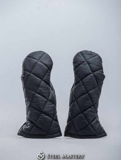 BLACK LEATHER MITTENS WITH DIAMOND STITCHING IN STOCK