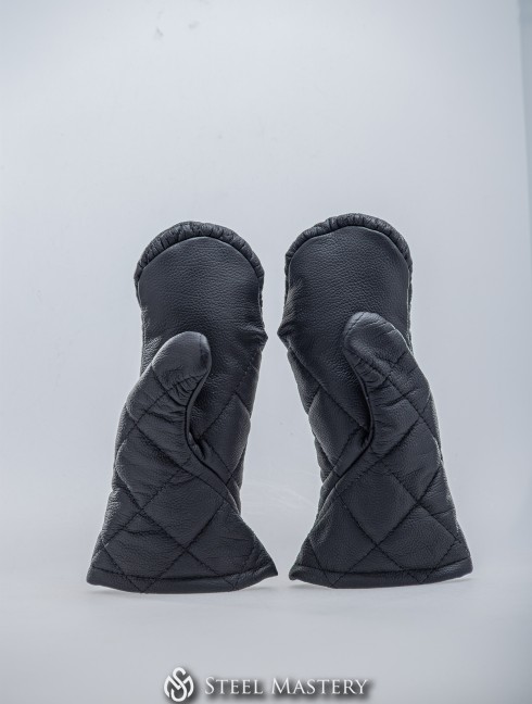 BLACK LEATHER MITTENS WITH DIAMOND STITCHING IN STOCK