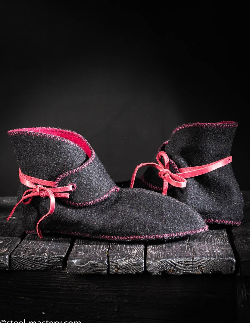 Medieval wool shoes with linen lining, additional option - leather sole photo made by Steel-mastery.com