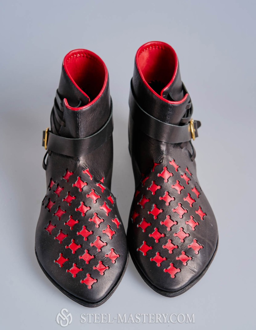 Medieval shoes with a notch photo made by Steel-mastery.com