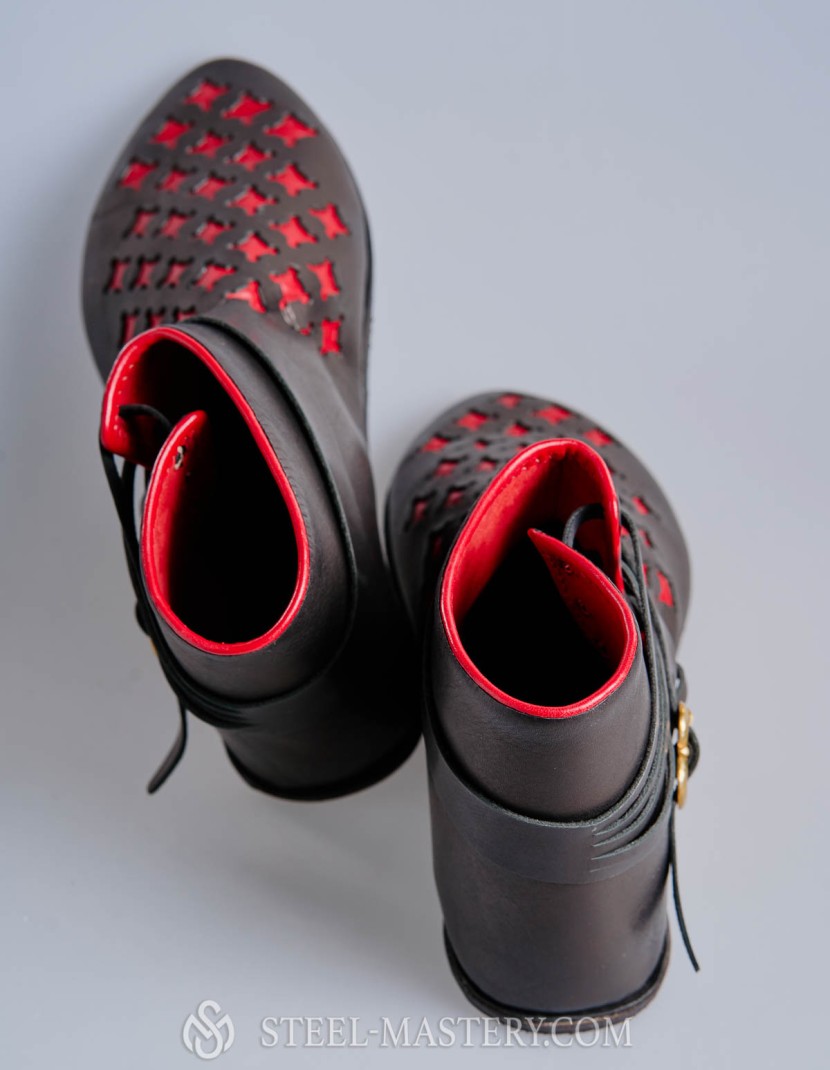 Medieval shoes with a notch photo made by Steel-mastery.com