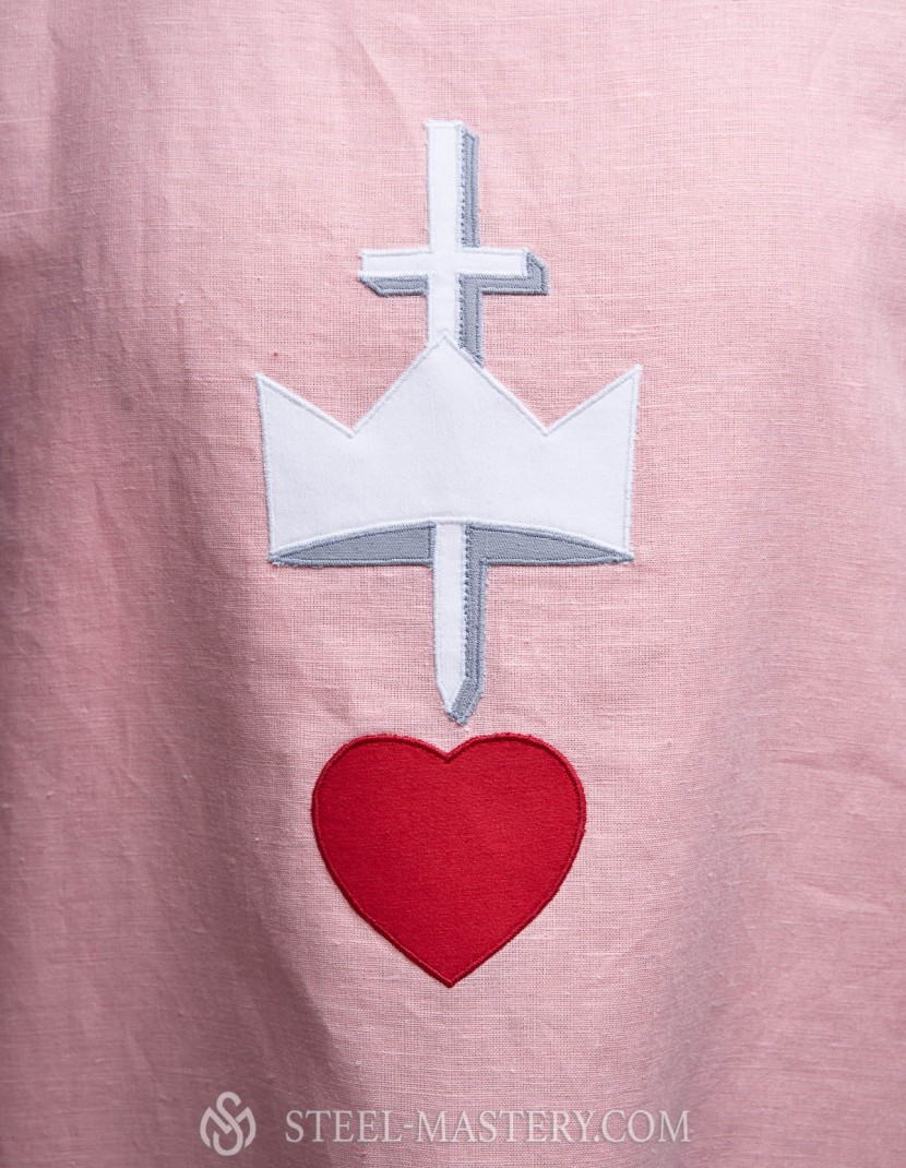 Knight linen tabard with an crown, crest and red heart.  photo made by Steel-mastery.com