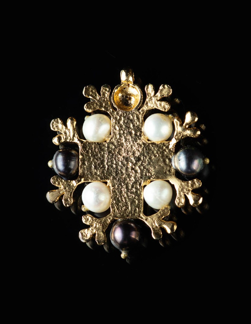Brooch from PORTRAIT OF NARR POCK, circa 1515 photo made by Steel-mastery.com