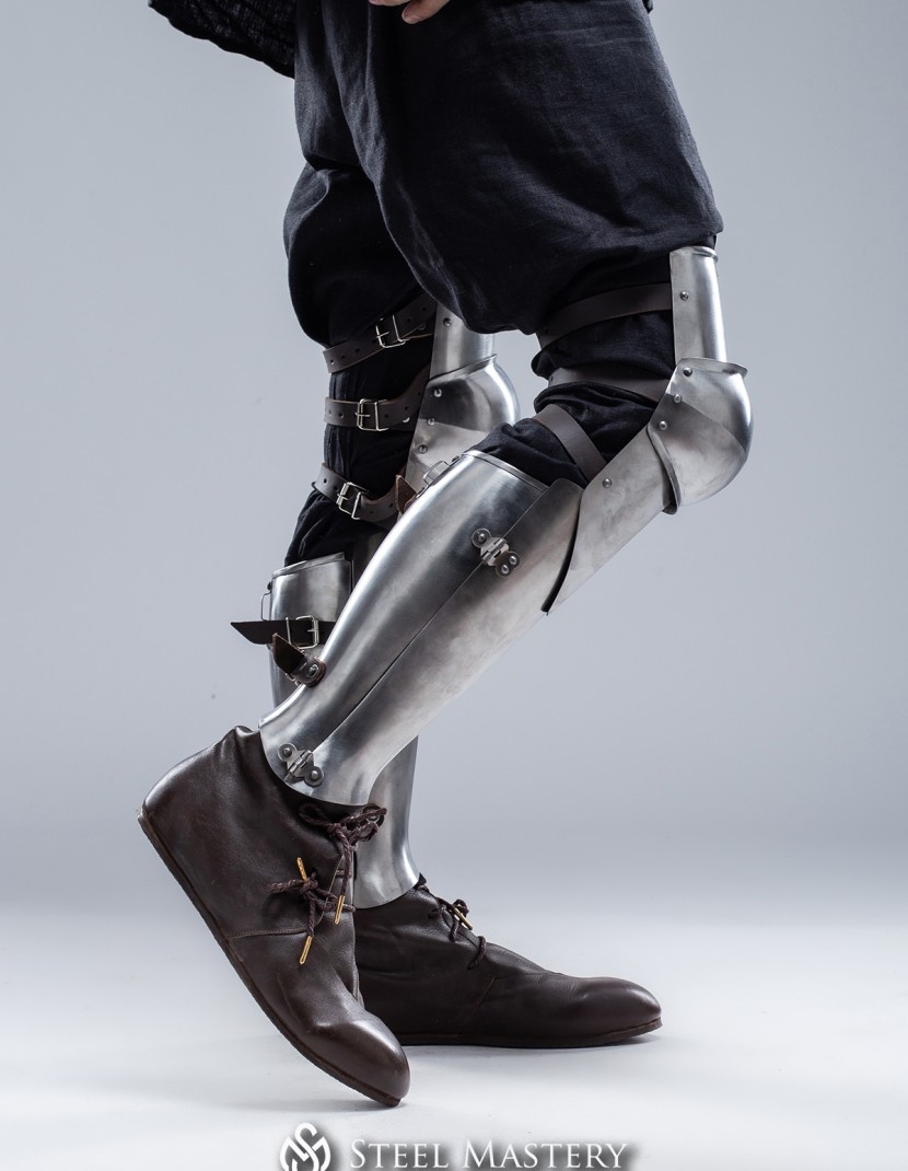 Vernon Roche's Plate Greaves with knees (world of "The Witcher 3: Wild Hunt) photo made by Steel-mastery.com