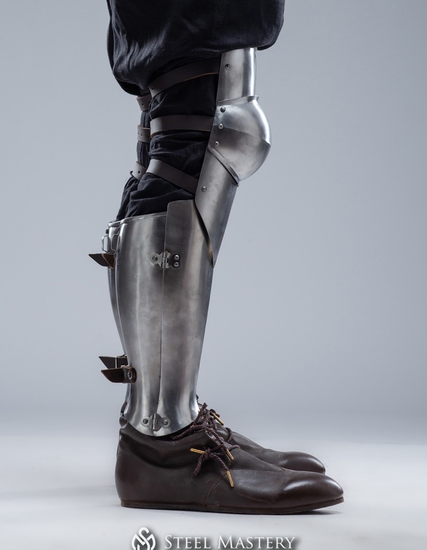 Vernon Roche's Plate Greaves with knees (world of "The Witcher 3: Wild Hunt) photo made by Steel-mastery.com