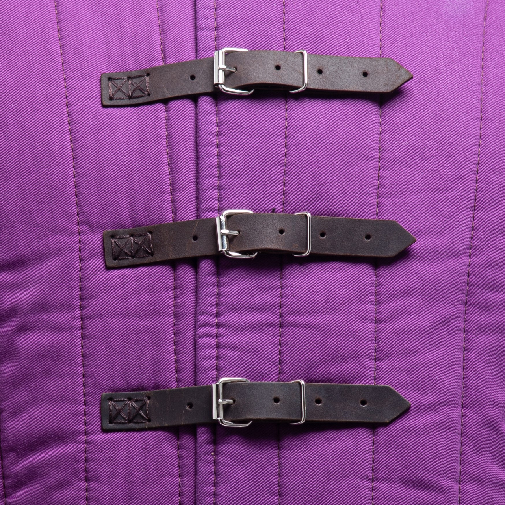 Fermetures: leather straps with steel buckles