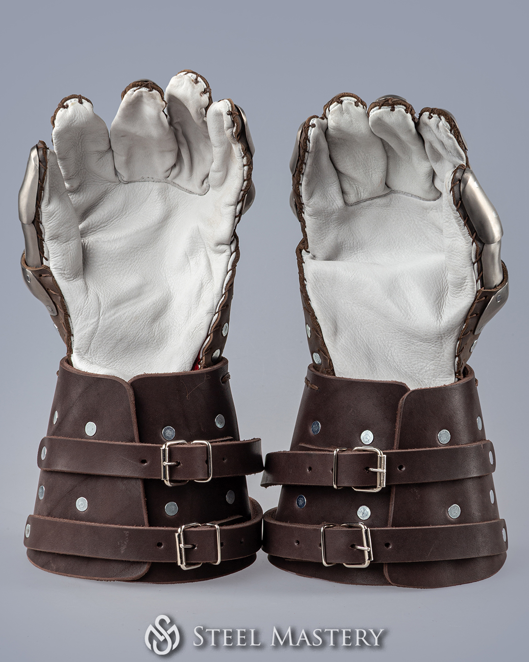 Sewn gloves: with sewn leather gloves 
