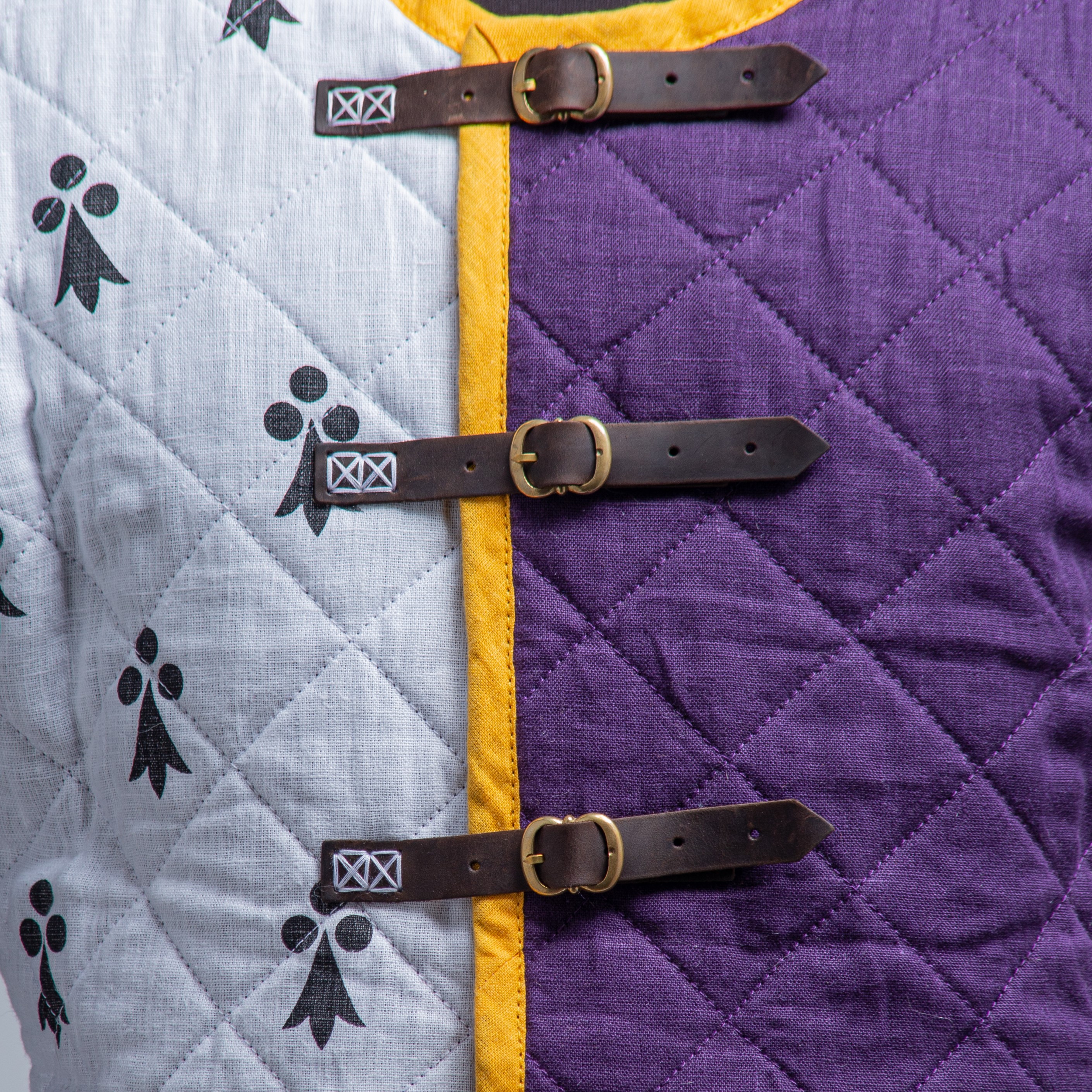 Befestigungen: Leather straps with brass buckles