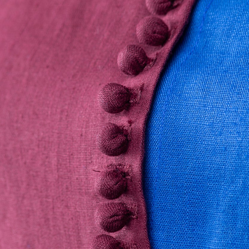 Fermetures: Hand-sewd buttons and holes