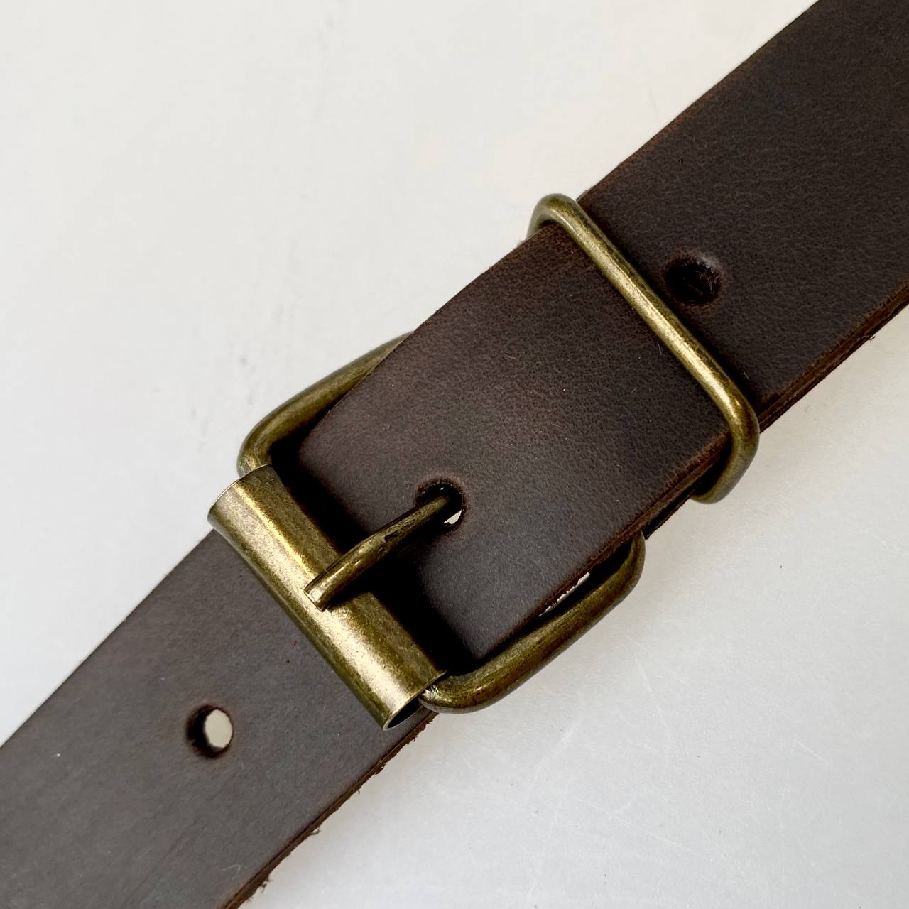 Cierres: leather straps with antique buckles