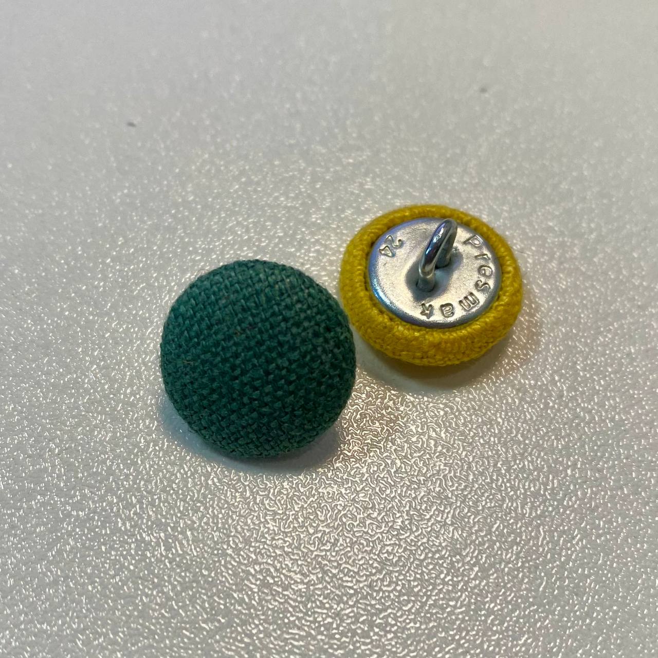 Fermetures: ordinary buttons and holes