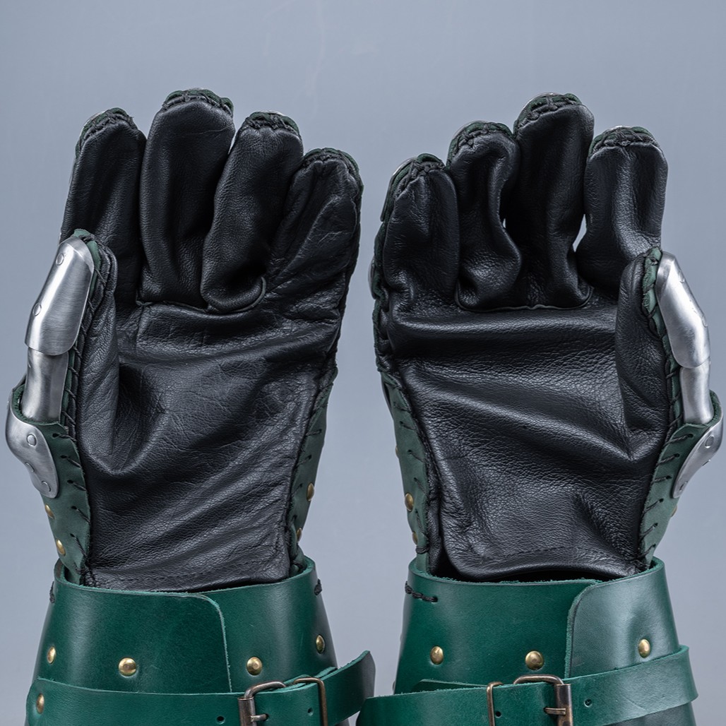 Sewn gloves: with sewn leather gloves 