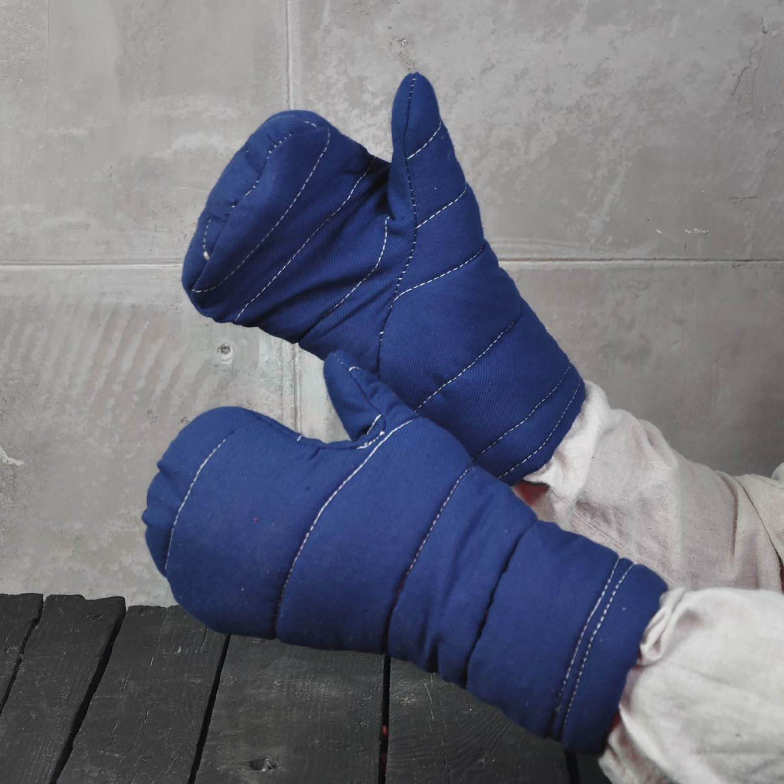 Padded mittens for medieval fencing